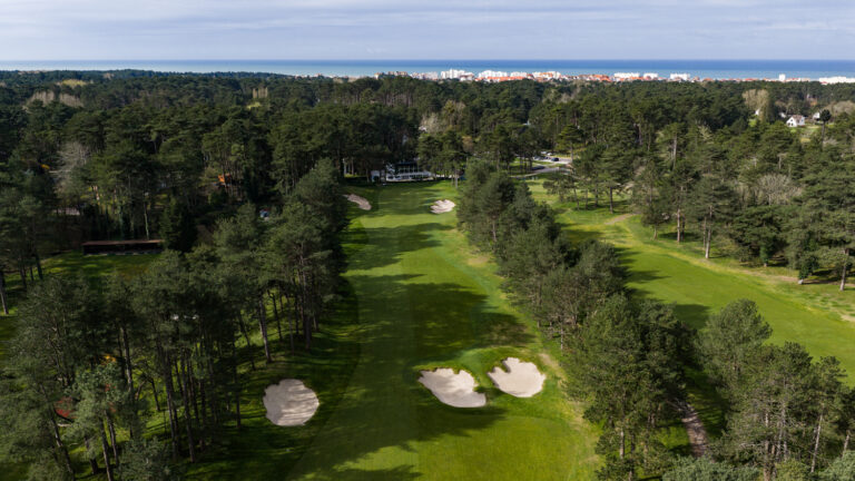 Gîte de groupe sur la Côte d'Opale 26 Vue du parcours Les Pins du Golf d'Hardelot au cœur d'un environnement naturel préservé.
